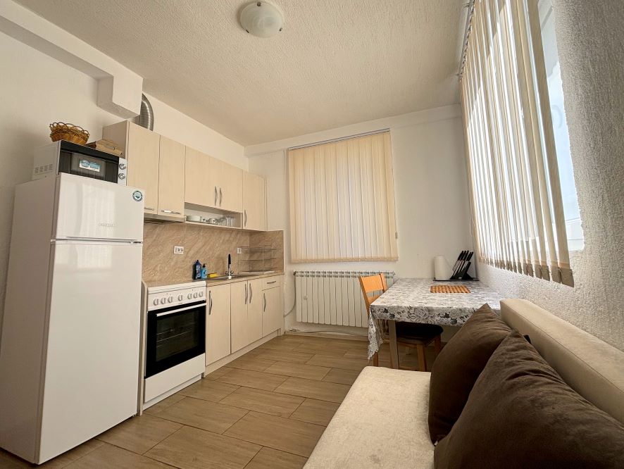 guesthouse_meraklii_kitchen.jpg